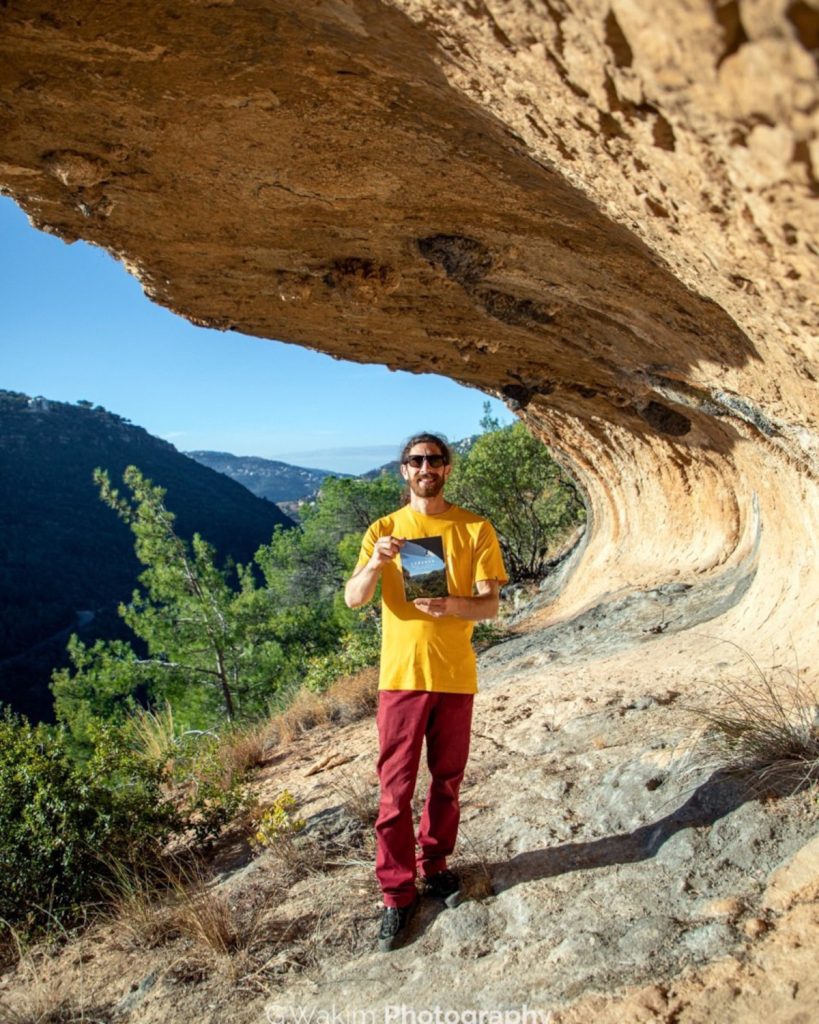 Jad El Khoury mostra la guida di arrampicata sportiva del Libano che ha pubblicato insieme a George Emil. Foto @ Wakim Photography