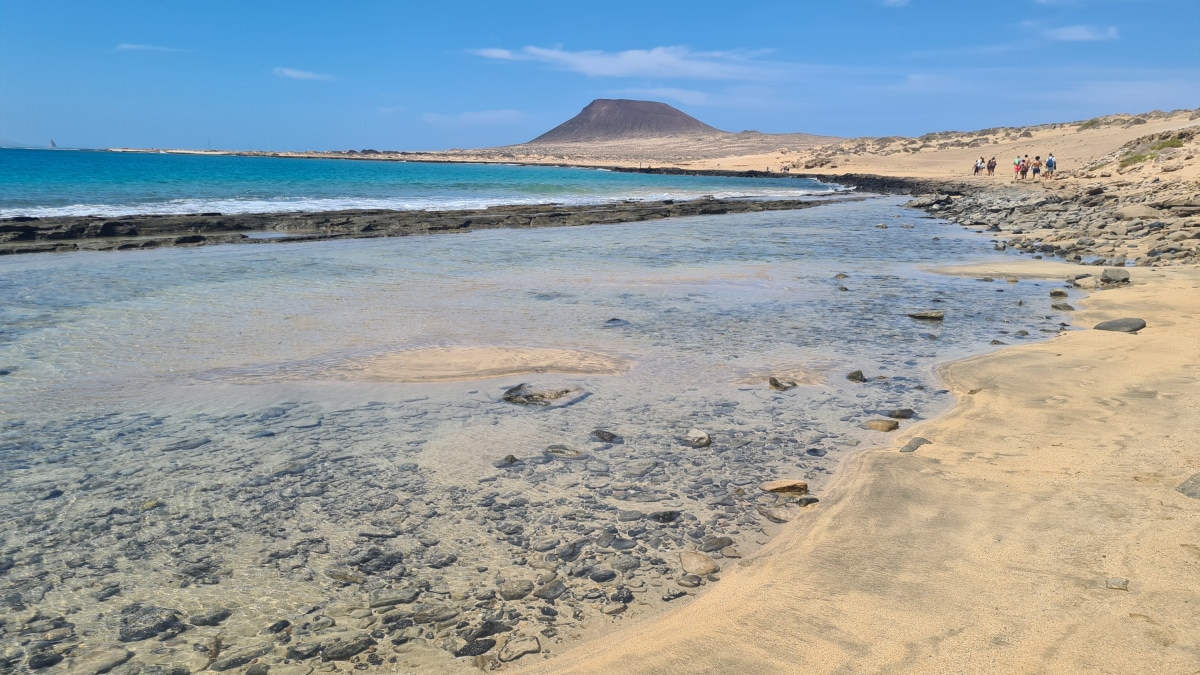 La Graciosa, camminando sulla spiaggia. Foto di Stefano Ardito