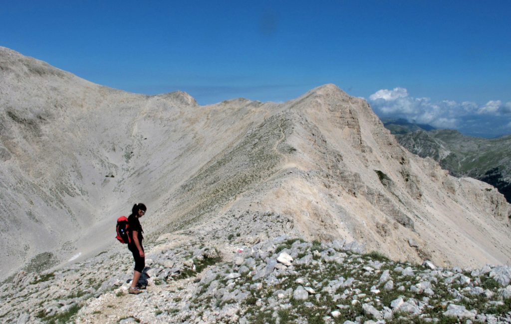 La cresta tra il Monte Cafornia e il Velino. Foto di Stefano Ardito