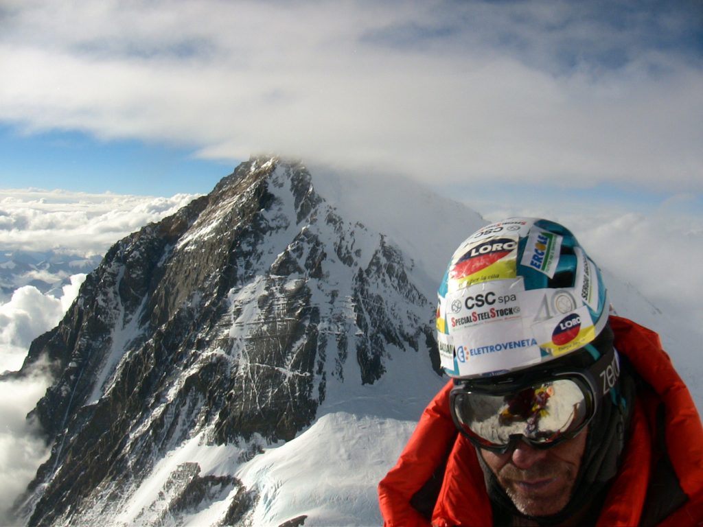 Mario Vielmo in vetta al Lhotse (8516 m), sullo sfondo l