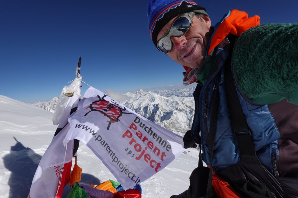Mario Vielmo in vetta al Broad Peak con la bandiera Parent Project.