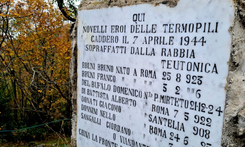 Monte Arcucciola (Tancia), lapide dei partigiani. Foto di Stefano Ardito