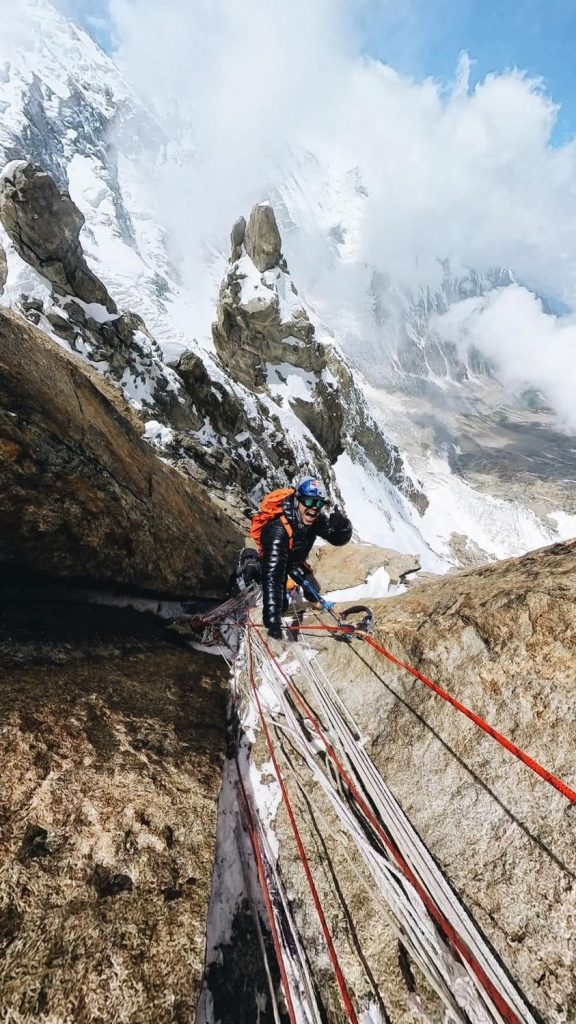 Nirmal Purja tra le corde fisse della parete Kinshofer