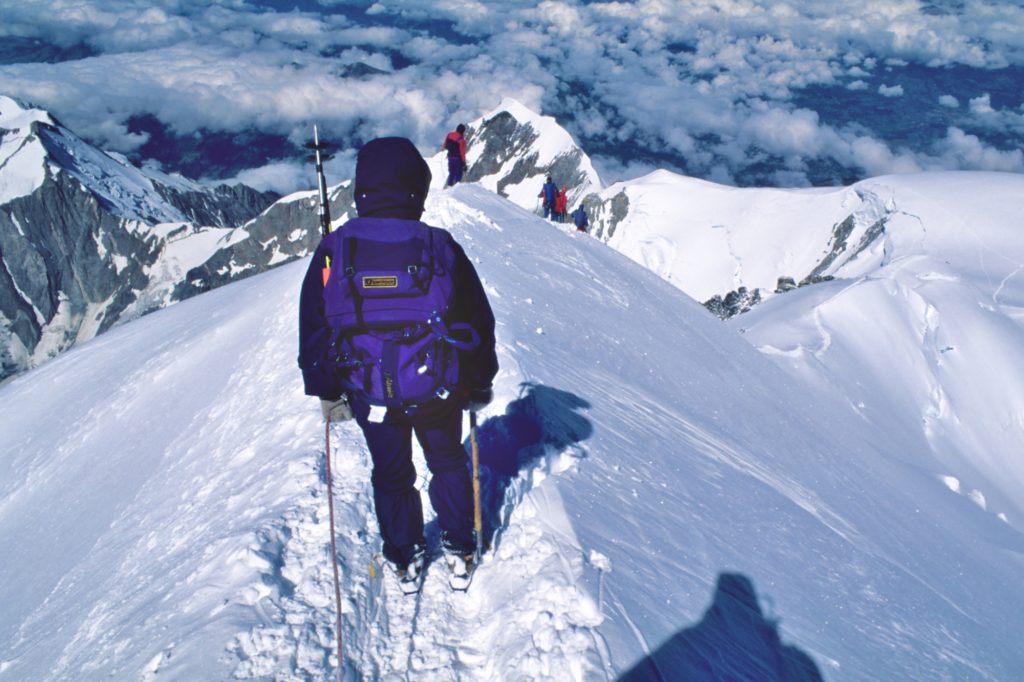 Partenza dalla vetta del Bianco per la cresta della Bosses. Secondo le mappe francesi non siamo sul confine. Foto di Stefano Ardito