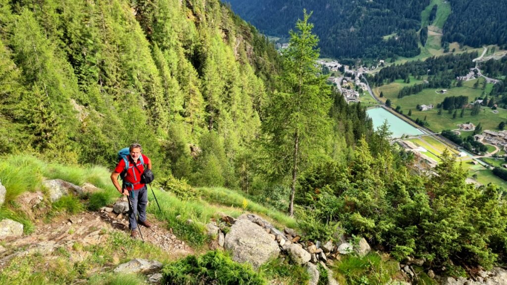 Riccardo Carnovalini nella discesa verso Gressoney. Foto di Stefano Ardito
