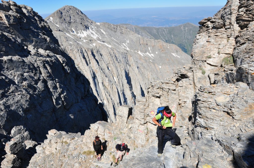 Salita al Mytikas, sullo sfondo lo Skolio. Foto di Stefano Ardito