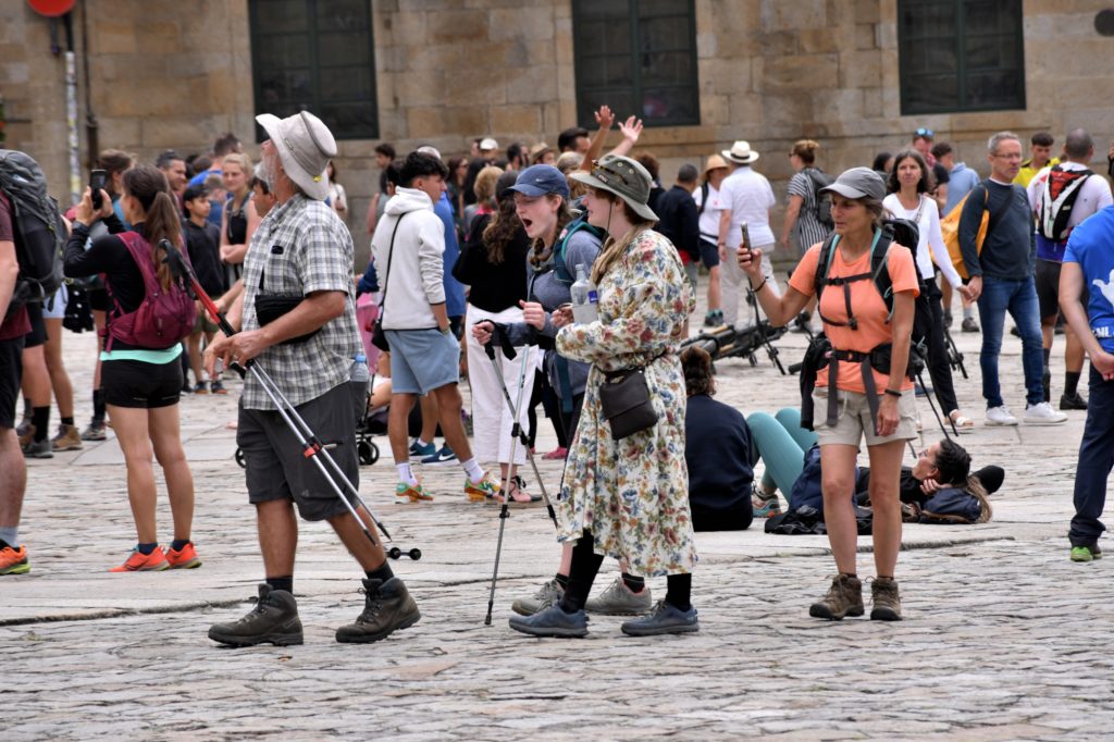 Santiago de Compostela, pellegrini in Praza do Obradoiro. Foto di Stefano Ardito