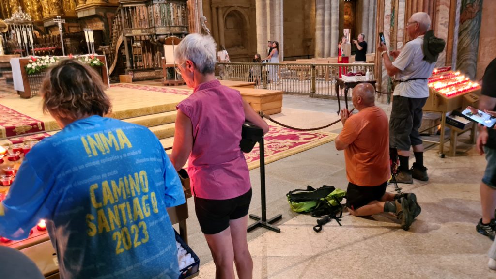 Santiago de Compostela, pellegrini nella Cattedrale. Foto di Stefano Ardito