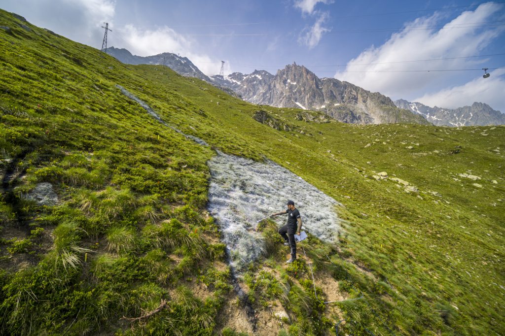 Saype durante la realizzazione dell