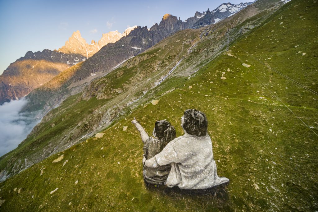 “Une Grande Dame”, l'opera di Saype a Courmayeur, presso il Pavillon Skyway Monte Bianco. Foto © Saype