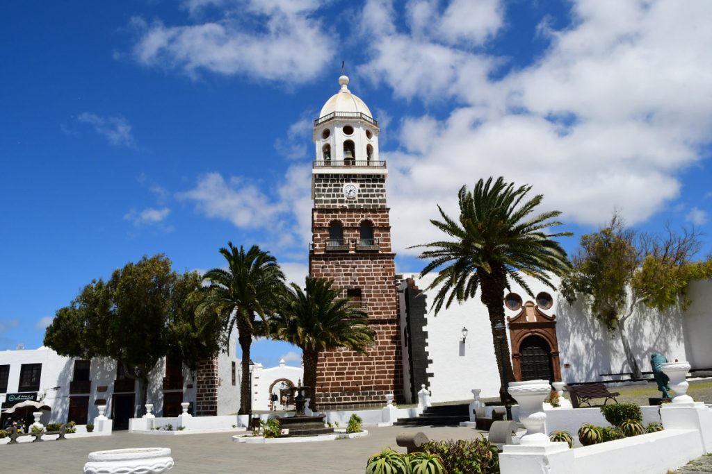 Teguise, la chiesa. Foto di Stefano Ardito
