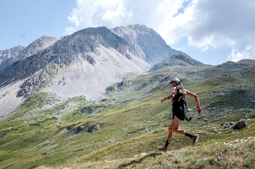 Un partecipante a Campo Pericoli, ai piedi del Corno Grande