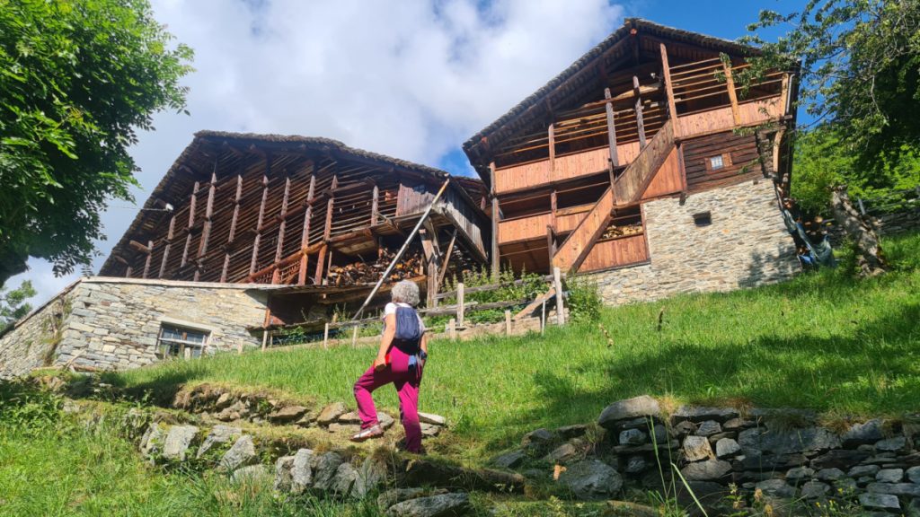 Val Vogna, la borgata di Selveglio. Foto di Stefano Ardito