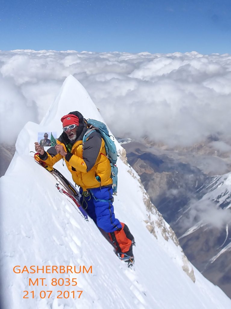 Valerio Annovazzi sul Gasherbrum II, con la foto di un amico scomparso da poco