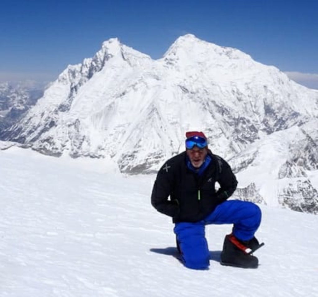 Valerio Annovazzi sul Makalu, sullo sfondo il Lhotse (a sinistra) e l