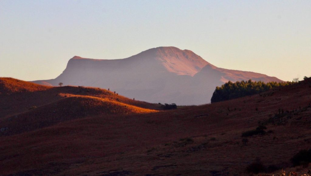 La regione nord-orientale del Sudafrica è un paesaggio complesso di savana, foresta e montagne spettacolari, come l'eMhlongamvula. Questi paesaggi variegati poggiano su enormi depositi d'oro e su una delle croste continentali più antiche del pianeta. Foto @ JMK/Wikimedia Commons