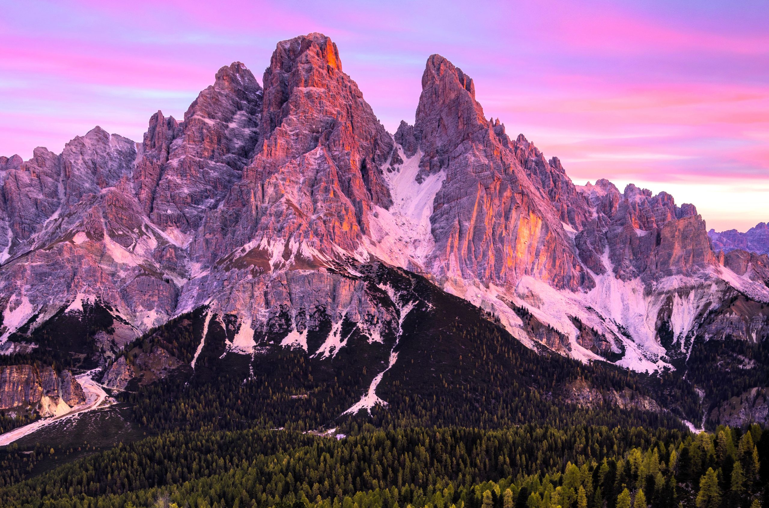 Foto di copertina Meridiani Montagne N. 123.
Sulla sinistra,
il Monte Cristallo (3221 m);
alla sua destra, oltre l’intaglio
del Passo del Cristallo
(2808 m) l’aguzza sagoma
del Piz Popena (3152 m).
Foto: Filippo Manaigo/ClickAlps