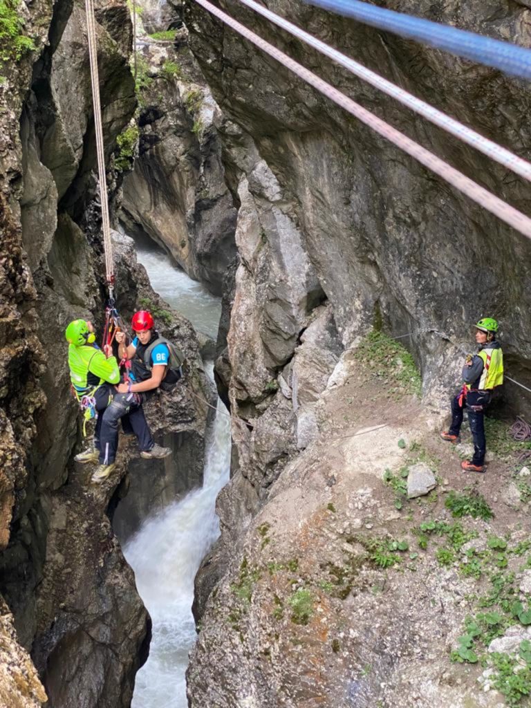 Esercitazione dei soccorritori della stazione di Sappada del Soccorso Alpino e Speleologico prima dell