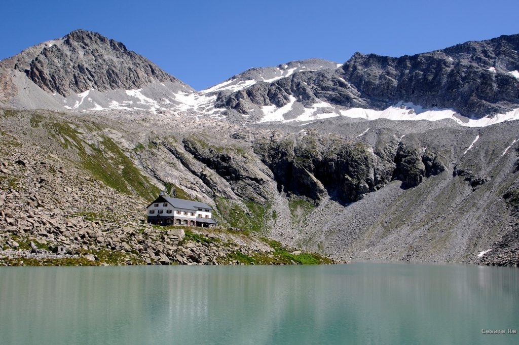 Il rifugio Garibaldi e il lago del Veneròcolo. Foto di Cesare Re