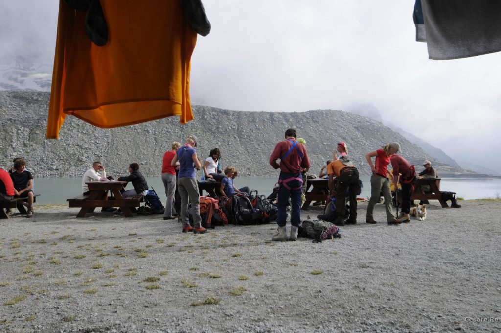 In pausa al rifugio. Foto di Cesare Re