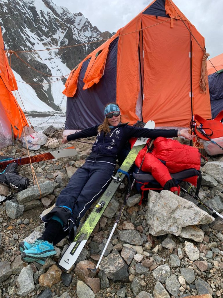 Anna Tybor di rientro al CB dopo la discesa del Broad Peak. Foto FB @  Anna Tybor