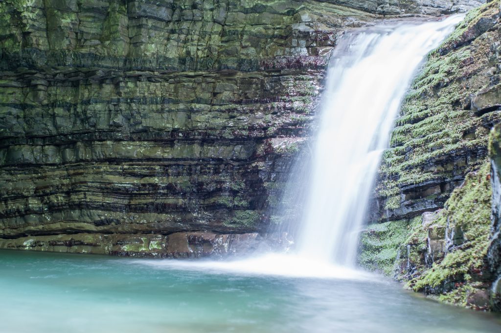 Cascata nel torrente Pelago. Foto AdobeStock. 