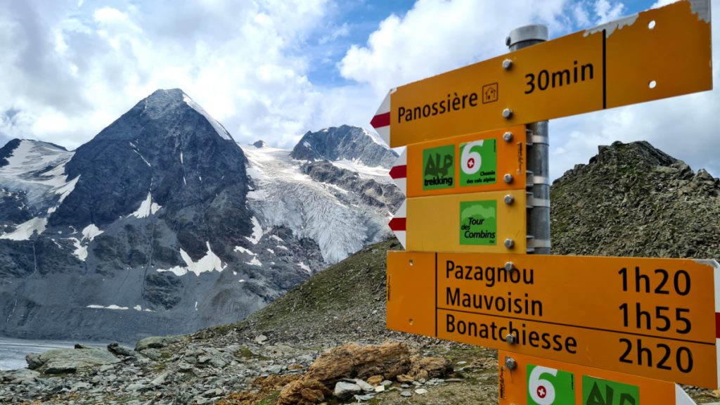 Cartelli al Col des Otanes sullo sfondo il Petit Combin credit Stefano Ardito