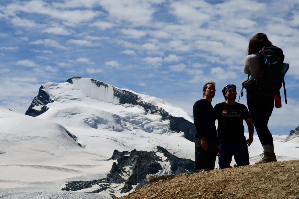 Escursionisti alla Britannia Hütte, foto di Stefano Ardito