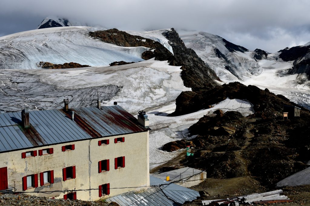 Il rifugio Casati. Foto di Stefano Ardito