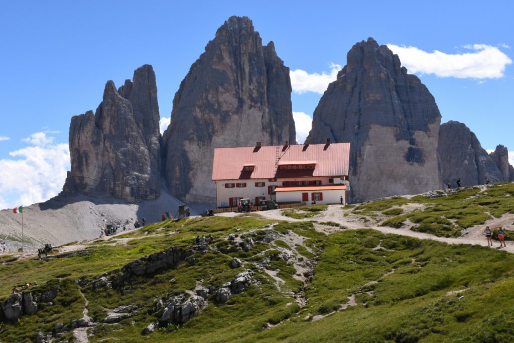 Il Rifugio Locatelli e le Tre Cime. foto di Stefano Ardito