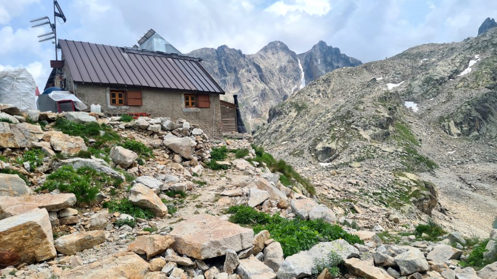 Il rifugio Questa, foto di Stefano Ardito.