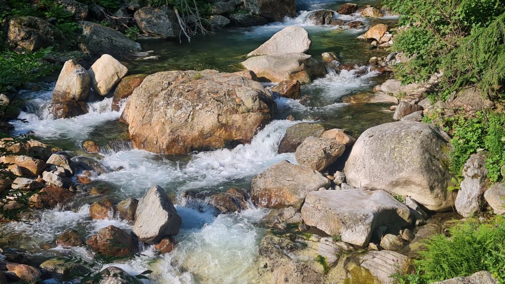 Il torrente dalla strada del Valasco, foto di Stefano Ardito.