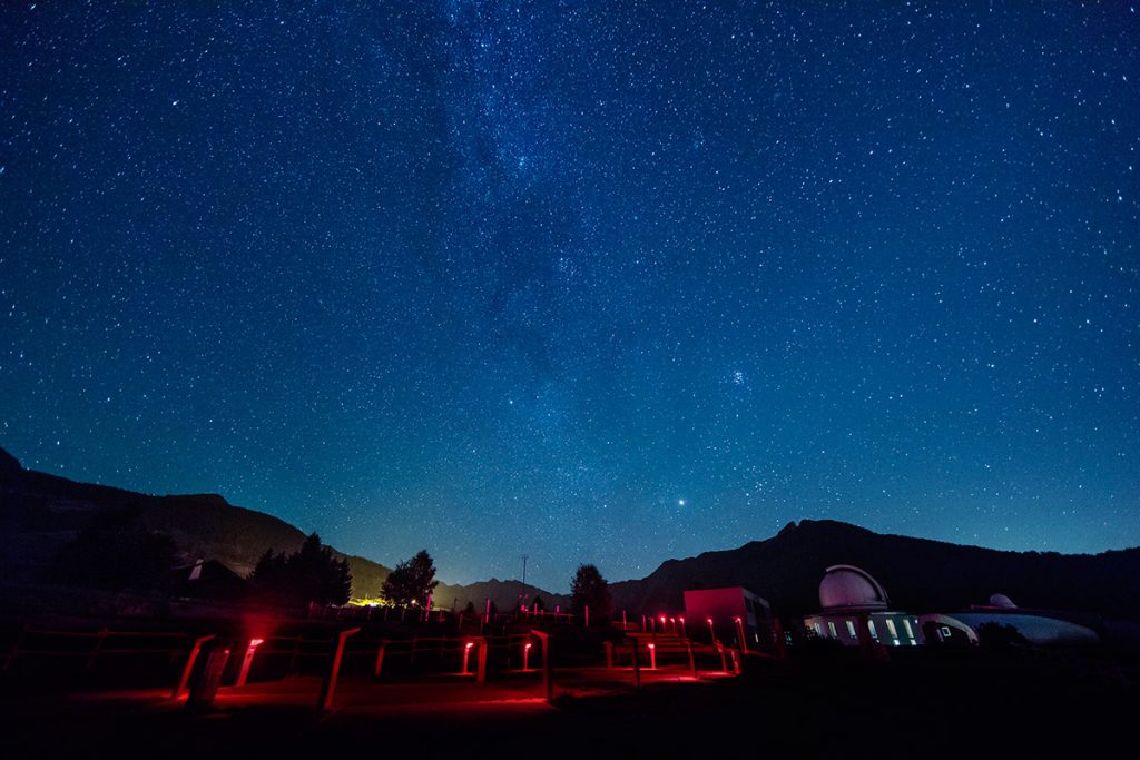 L’immagine a lunga esposizione rivela la rotazione apparente degli astri attorno al polo nord celeste sopra l’Osservatorio Astronomico della Regione Autonoma Valle d’Aosta.