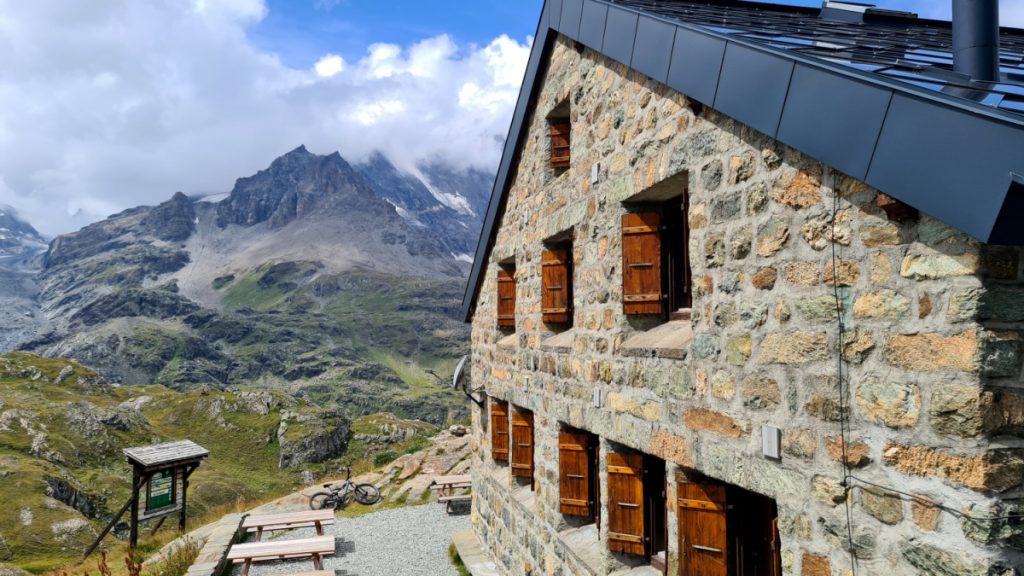 La Cabane de Chanrion e il Grand Combin credit Stefano Ardito