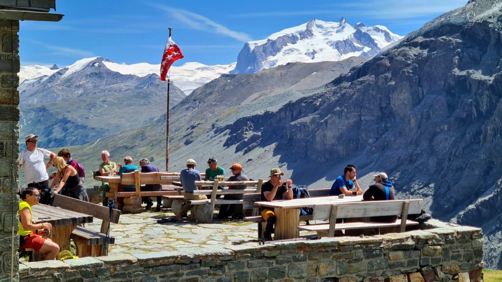 La terrazza della Schönbiel Hütte sullo sfondo il Monte Rosa, foto di Stefano Ardito