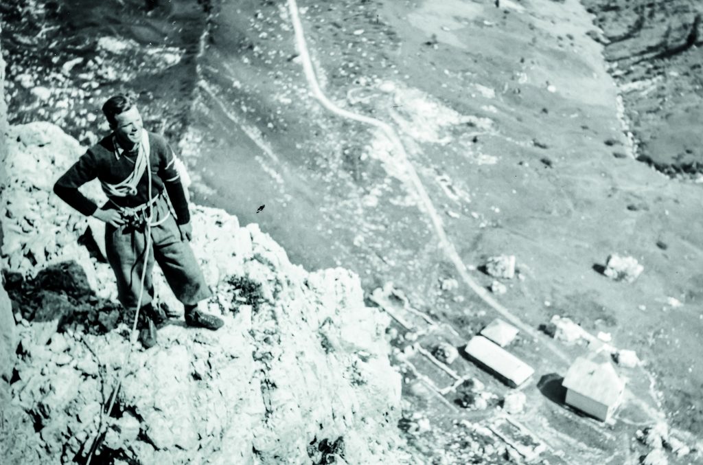 Lino Lacedelli nel 1950 in cima alla Torre Grande, nelle Cinque Torri, storica palestra degli Scoiattoli di Cortina. | foto arch. Alberta Lacedelli