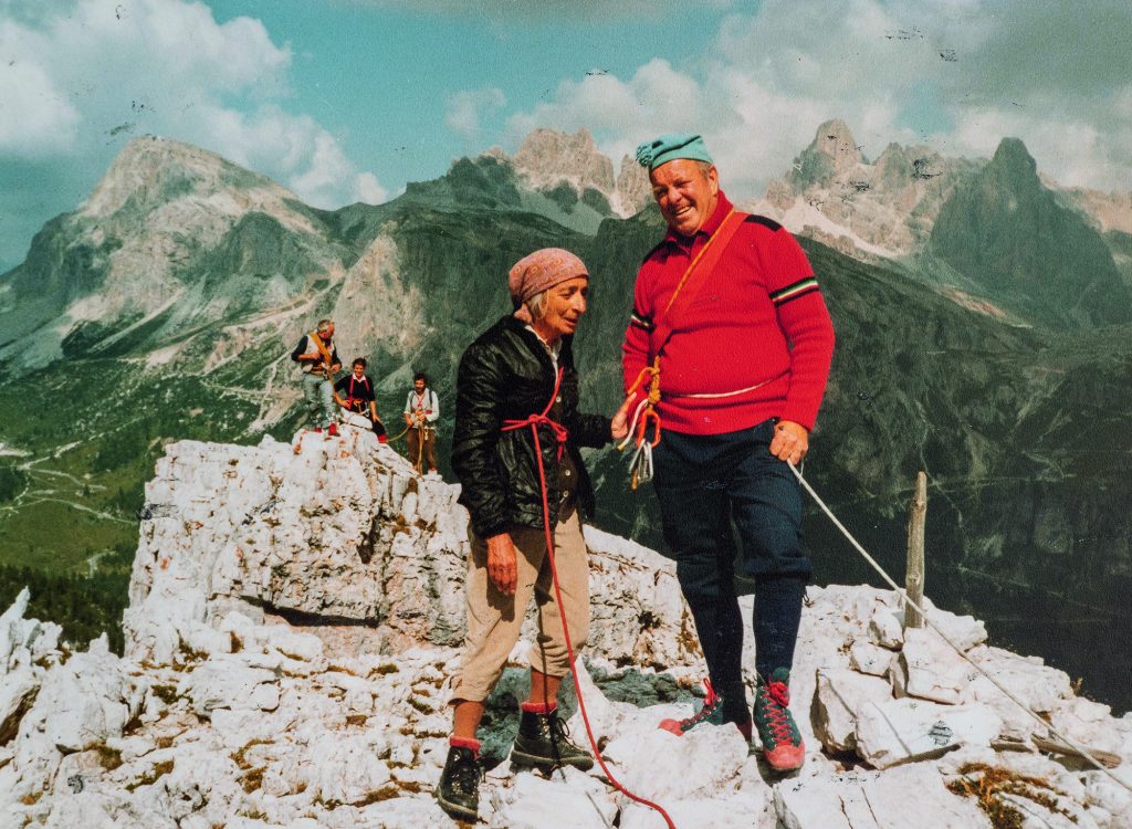 Lino Lacedelli con la storica cliente Anna Marzorati sulla Torre Grande, nel 1983. | foto arch. Alberta Lacedelli