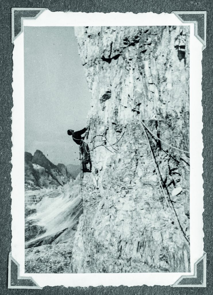 Lino Lacedelli sul traverso della via Cassin alla Cima Ovest di Lavaredo, nel 1951. | foto arch. Alberta Lacedelli