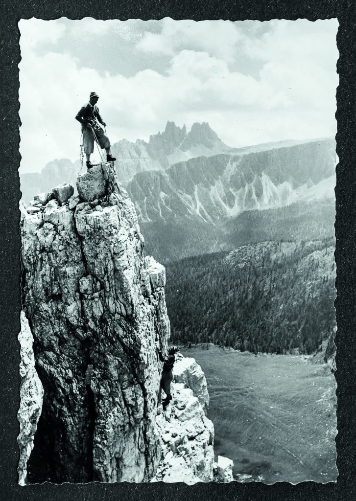 Primi anni Cinquanta, Lacedelli e Guido Lorenzi sulla via delle Guide alle Cinque Torri. Sullo sfondo, la Croda da Lago e i Lastoi di Formin. | foto arch. Alberta Lacedelli