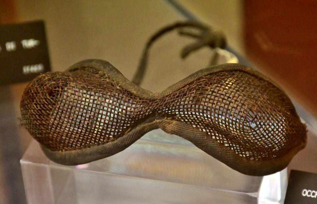 Occhiali da ghiacciaio per i portatori della spedizione De Filippi nel Museo di Antropologia di Firenze foto SA