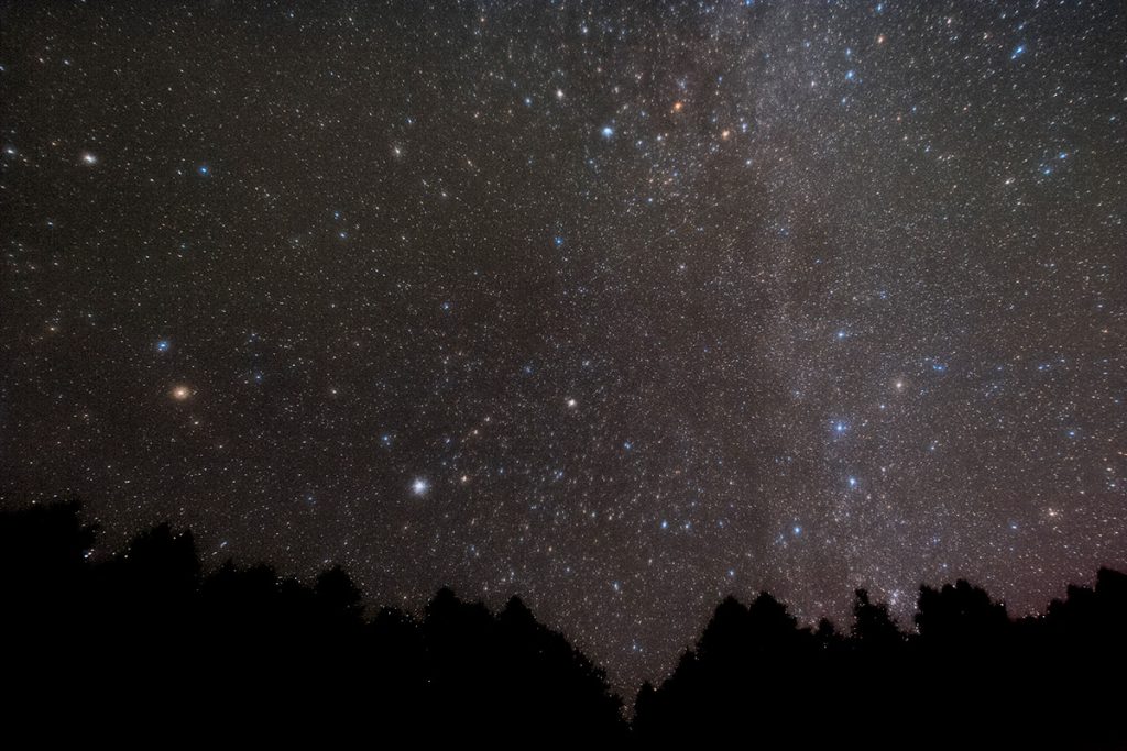 La zona boreale del cielo ripresa da Saint-Barthélemy. Si riconoscono le costellazioni dell’Orsa minore (in basso a sinistra: la stella più brillante è la Polare), Cefeo (al centro in alto) e Cassiopea (in basso a destra).