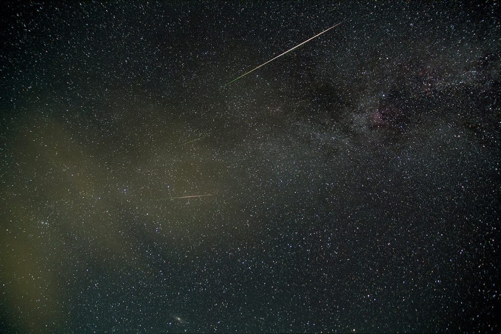 Scie delle Perseidi, lo sciame di meteore (nome tecnico delle stelle cadenti) popolarmente noto come le lacrime di San Lorenzo, riprese dall’Osservatorio Astronomico della Regione Autonoma Valle d’Aosta durante l