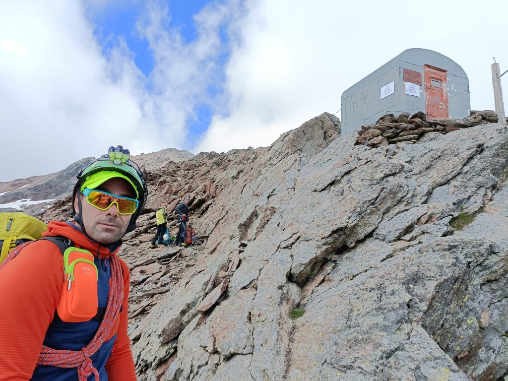 Simone Izzi al Bivacco Meneghello, 17 luglio 2023. Foto di Giorgio Giua.