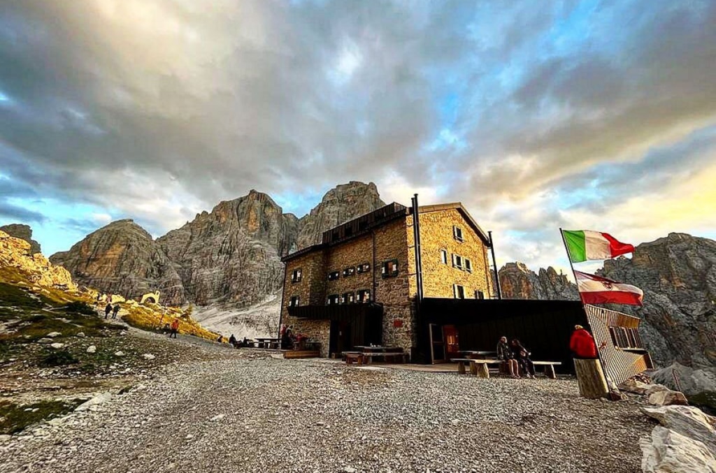 Il Rifugio Brentei, per decenni la casa di Bruno Detassis. FB Rifugio M.A. Ai Brentei