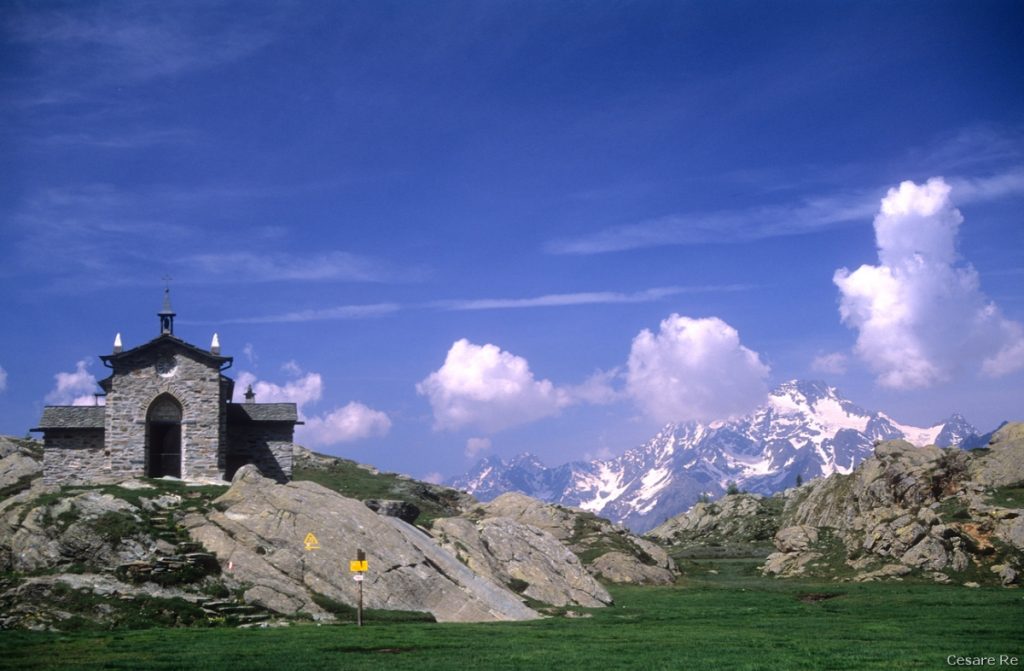 La chiesa dell'Alpe Prabello e il Monte Disgrazia @Cesare Re
