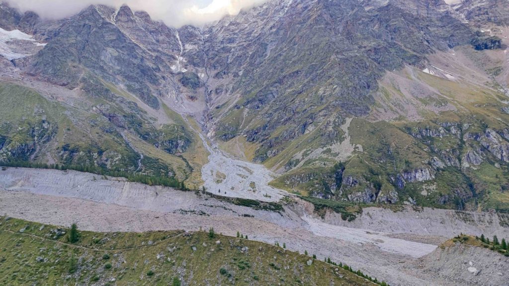 La frana scesa fino alla morena del Ghiacciaio del Belvedee