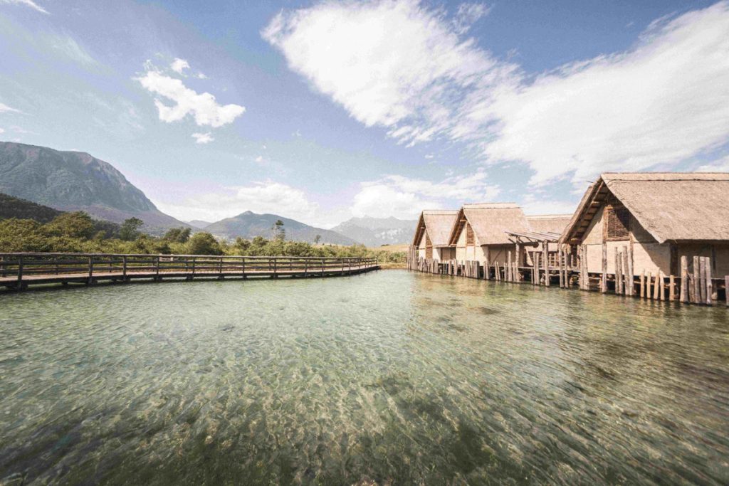 La ricostruzione del villaggio palafitticolo. PH archivio GARDA DOLOMITI