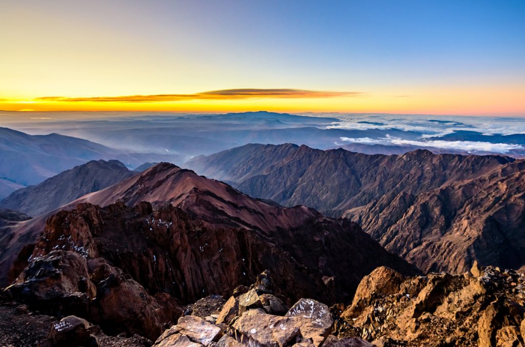 Alba dalla vetta del Jebel Toubkal credit AdobeStock