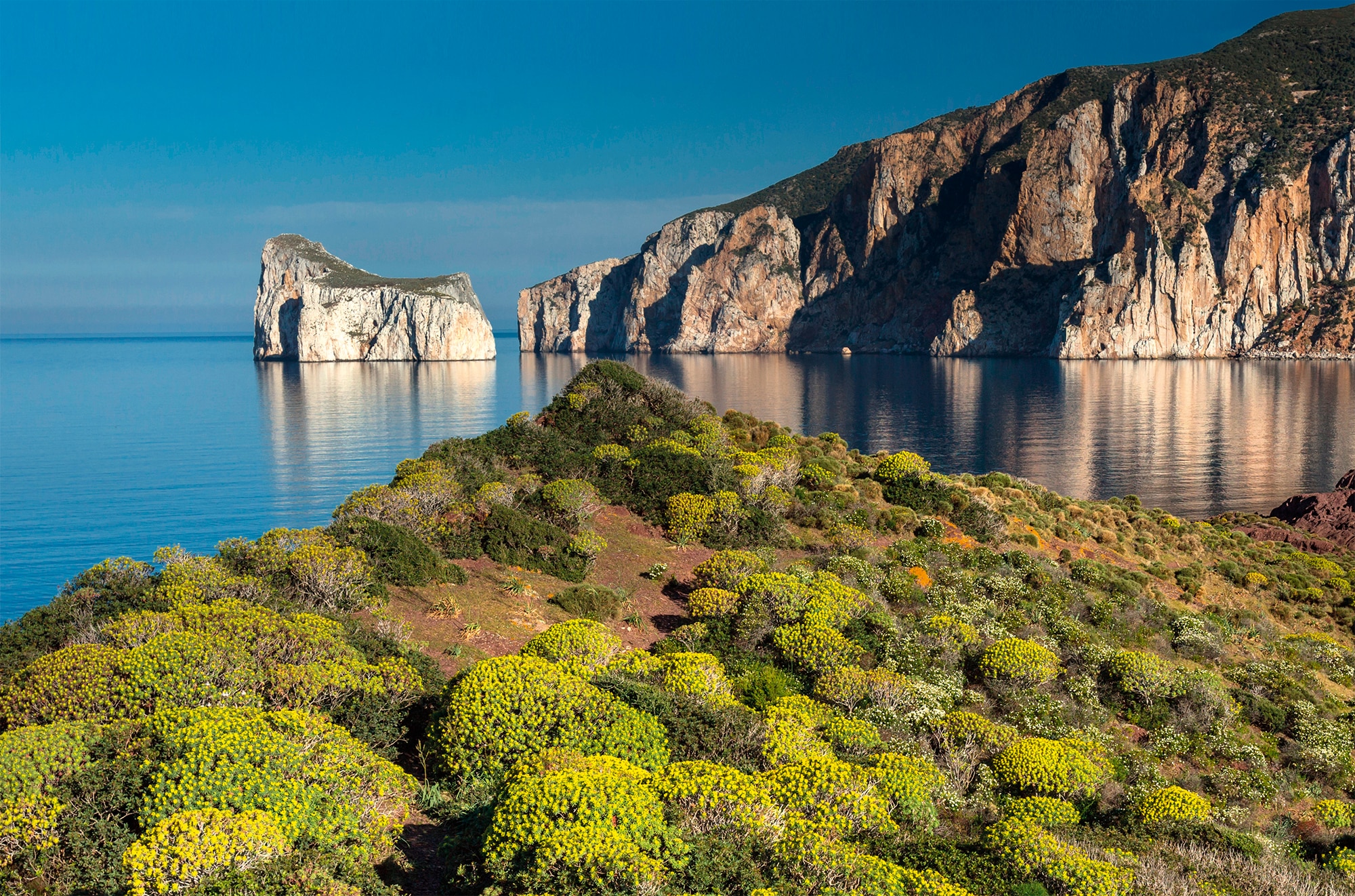 Foto di copertina Meridiani Montagne N. 124. il Pan di Zucchero,
il faraglione più caratteristico
della costa dell’Iglesiente.
Foto: AdobeStock