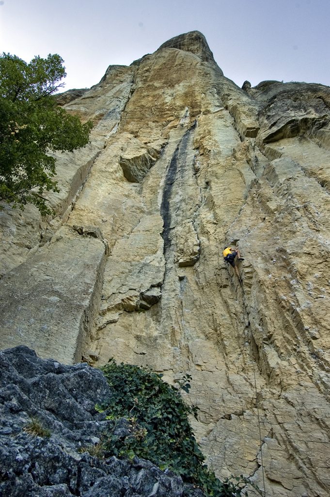 Arrampicata sulle pareti della Pietra ph Roberto Carnevali
